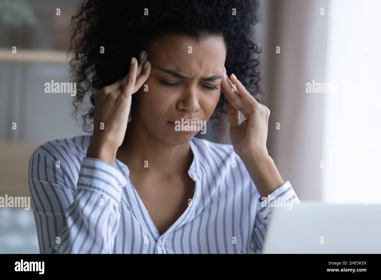 Unglücklich ängstliche afrikanische Geschäftsfrau fühlt sich erschöpft. Stockfoto
