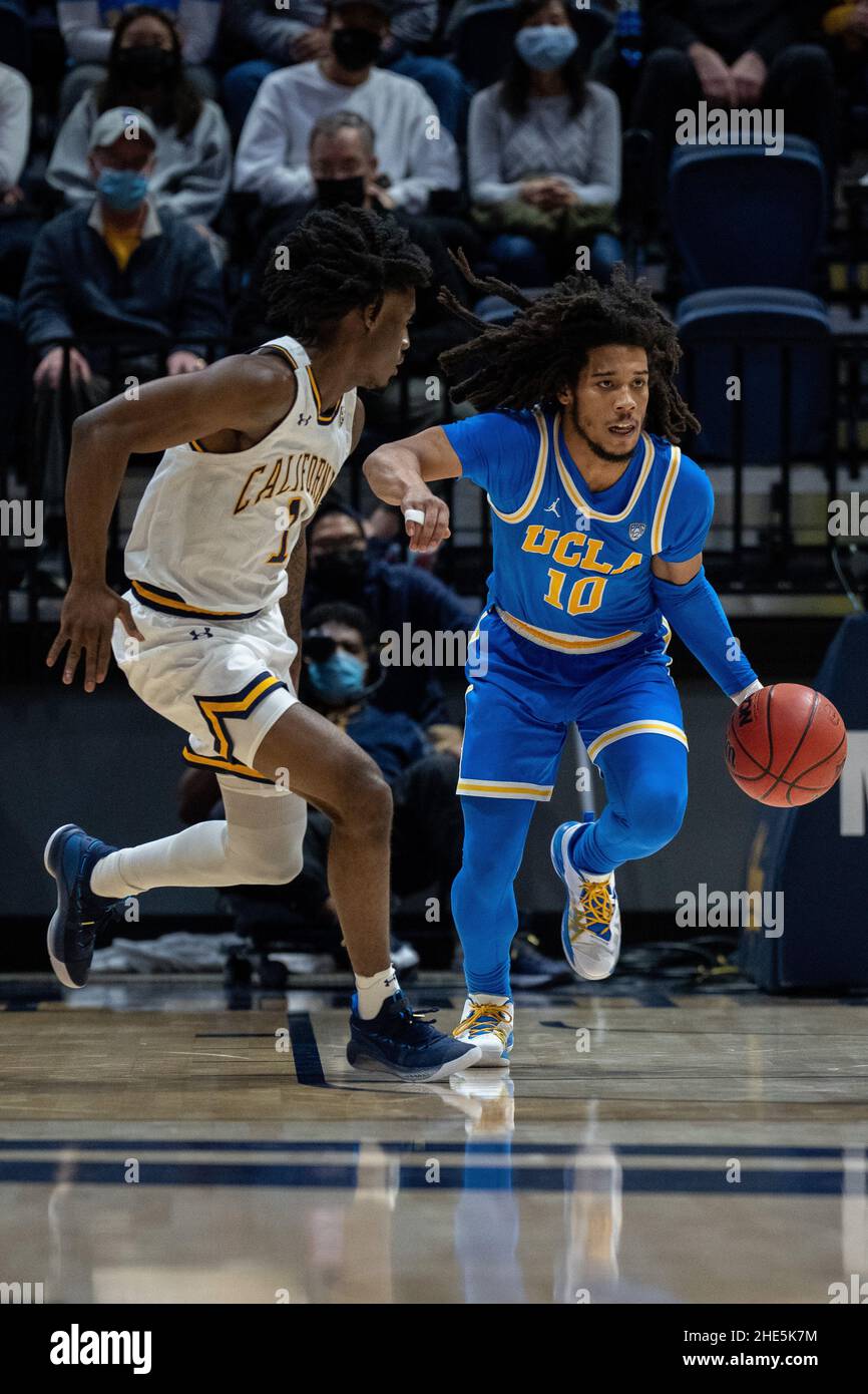 Der UCLA-Wächter Tyger Campbell (10) bringt den Ball gegen den kalifornischen Wächter Joel Brown (1) in der zweiten Hälfte in Berkeley, Kalifornien, Saturd, auf die Höhe Stockfoto