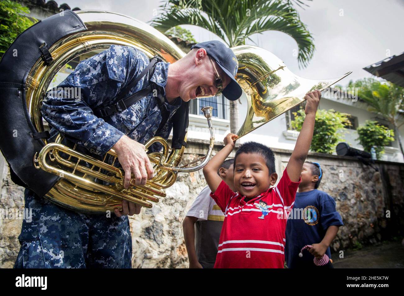 Der Seemann spielt mit den Kindern der Gastgebernation während der Fortführung von Promise 2017. (32007036183). Stockfoto