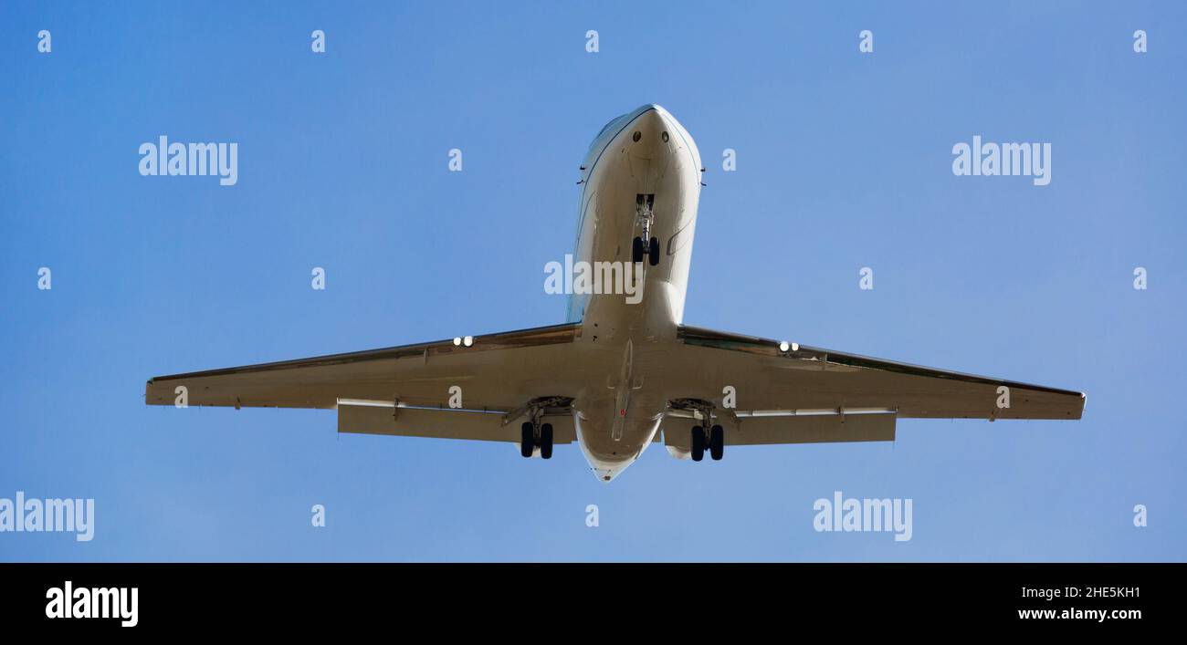 Passagierflugzeug, das am Nachmittag abfliegt Stockfoto