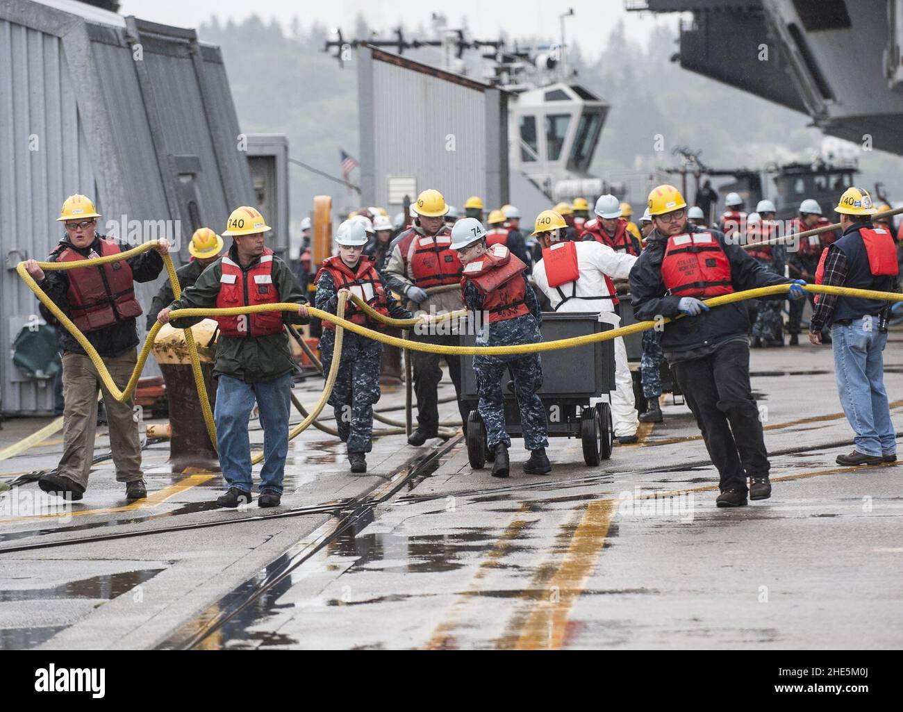 Matrosen und zivile Mitarbeiter der Marine legen die USS John C. Stennis an. (9183903387). Stockfoto