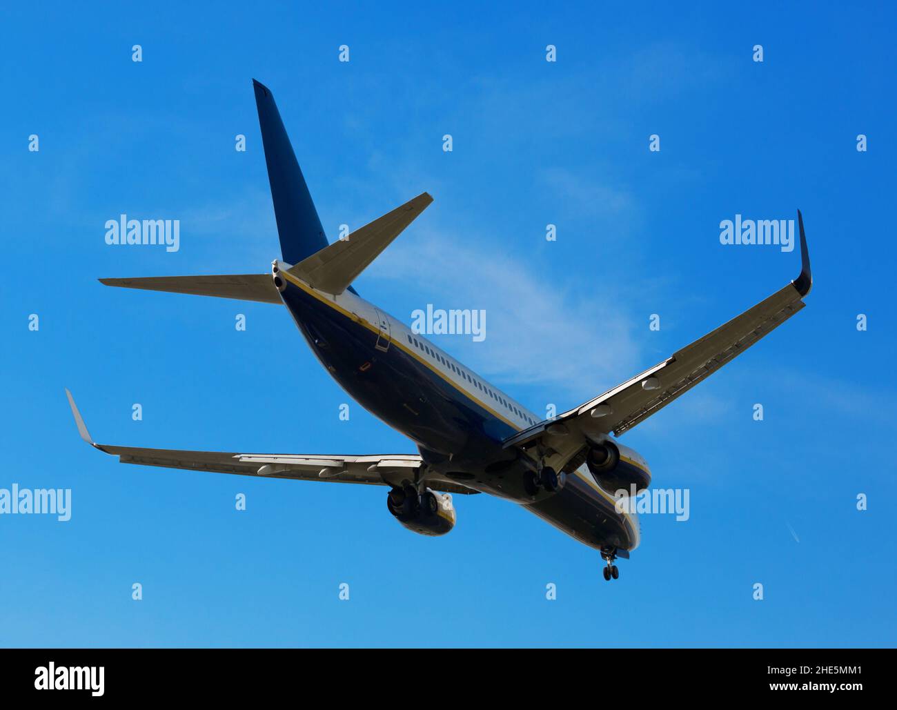 Passagierflugzeug, das am Nachmittag abfliegt Stockfoto