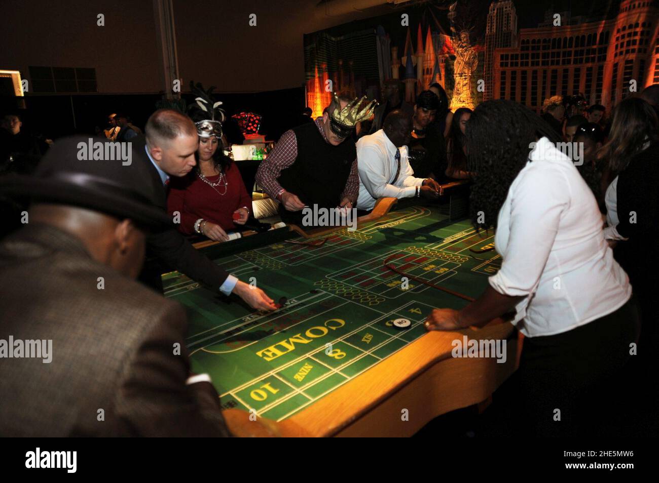 Segler genießen ein Casino auf einer Ferienparty. (8203275486). Stockfoto