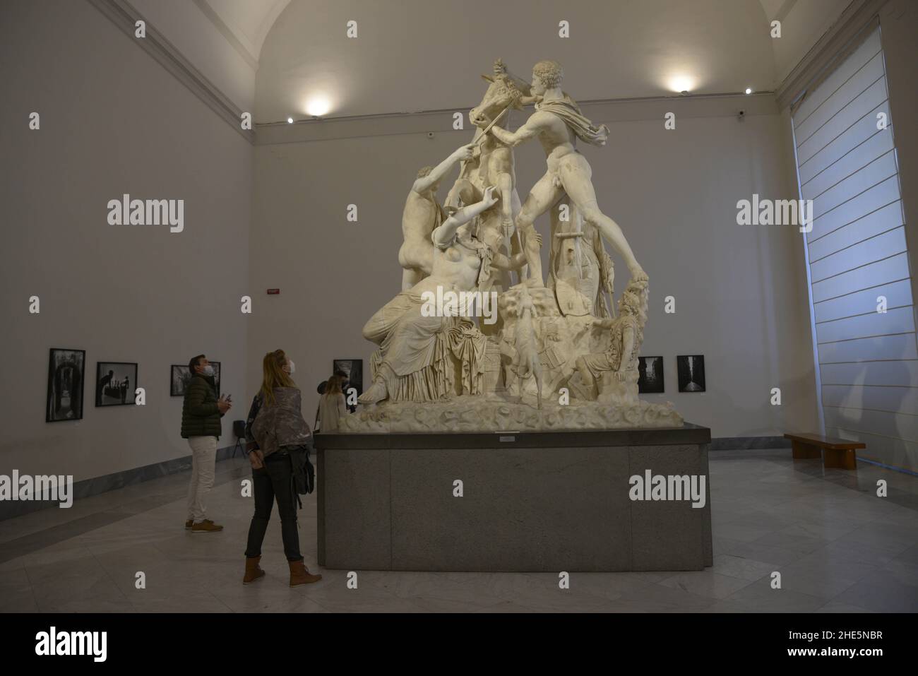 Neapel, Italien. 5th Januar 2022. Die Farnese Bull Skulptur im Nationalen Archäologischen Museum in Neapel. Die Farnese Bull ist eine massive Skulptur, die den rhodischen Künstlern Apollonius von Tralles zugeschrieben wird.Sie ist die größte einzelne Skulptur, die jemals aus der Antike geborgen wurde. Das in Rhodos hergestellte Original wurde nach Rom transportiert. Eine römische Kopie der Skulptur wurde 1546 in den Caracalla-Thermen in Rom gefunden. Es befindet sich heute im Nationalen Archäologischen Museum in Neapel, Süditalien. (Bild: © Mariano Montella/Pacific Press via ZUMA Press Wire) Stockfoto