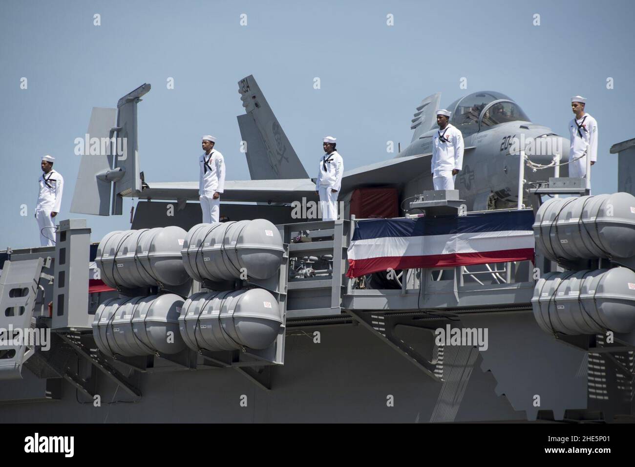 Seeleute führen die Schienen des Flugzeugträgers USS Gerald R. Ford (CVN 78) während der Inbetriebnahmezeremonie (36052728606). Stockfoto