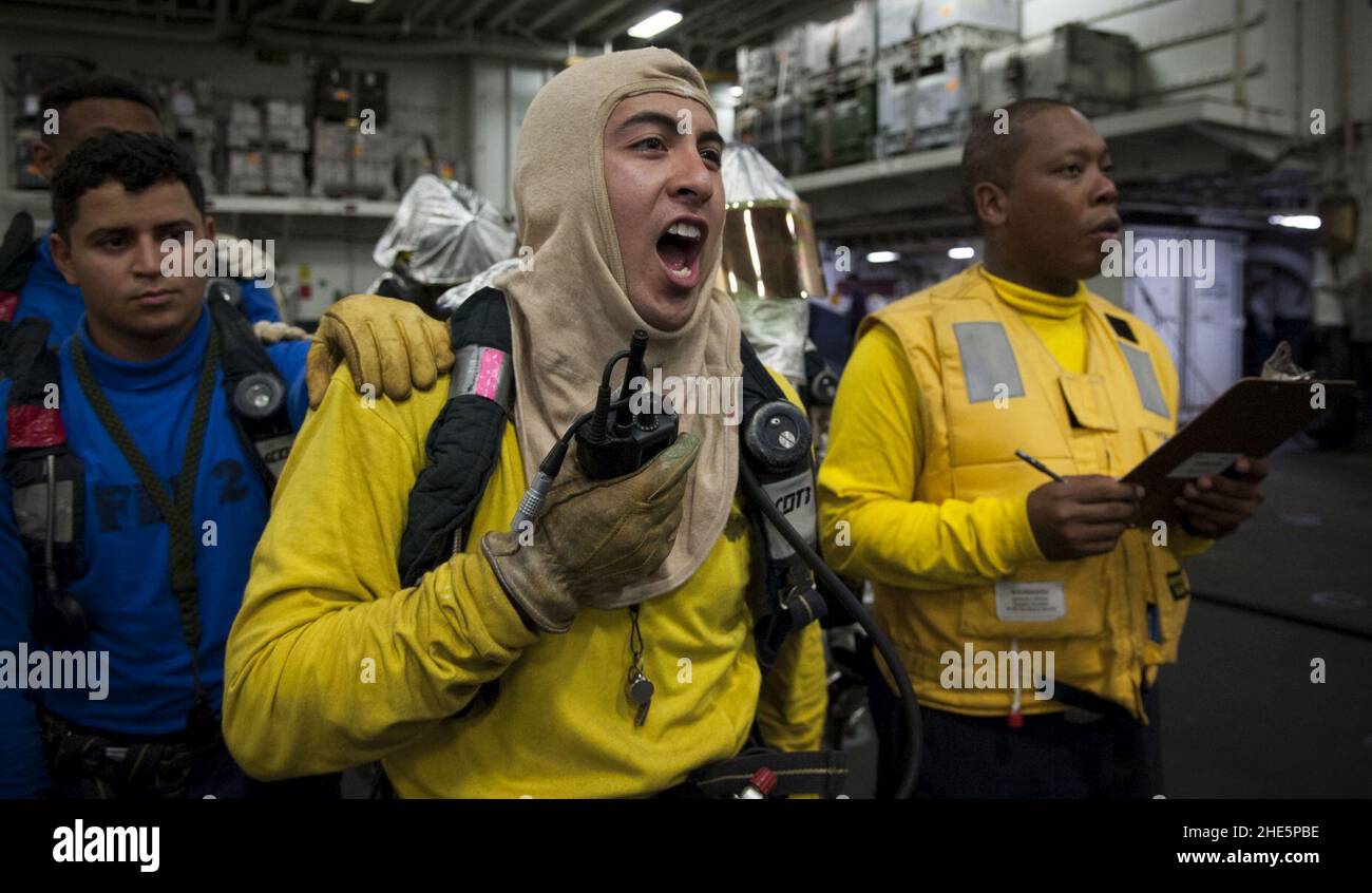 Seeleute nehmen an einer Übung des Aviation Training Teams an Bord der USS Wasp Teil. (39613909101). Stockfoto