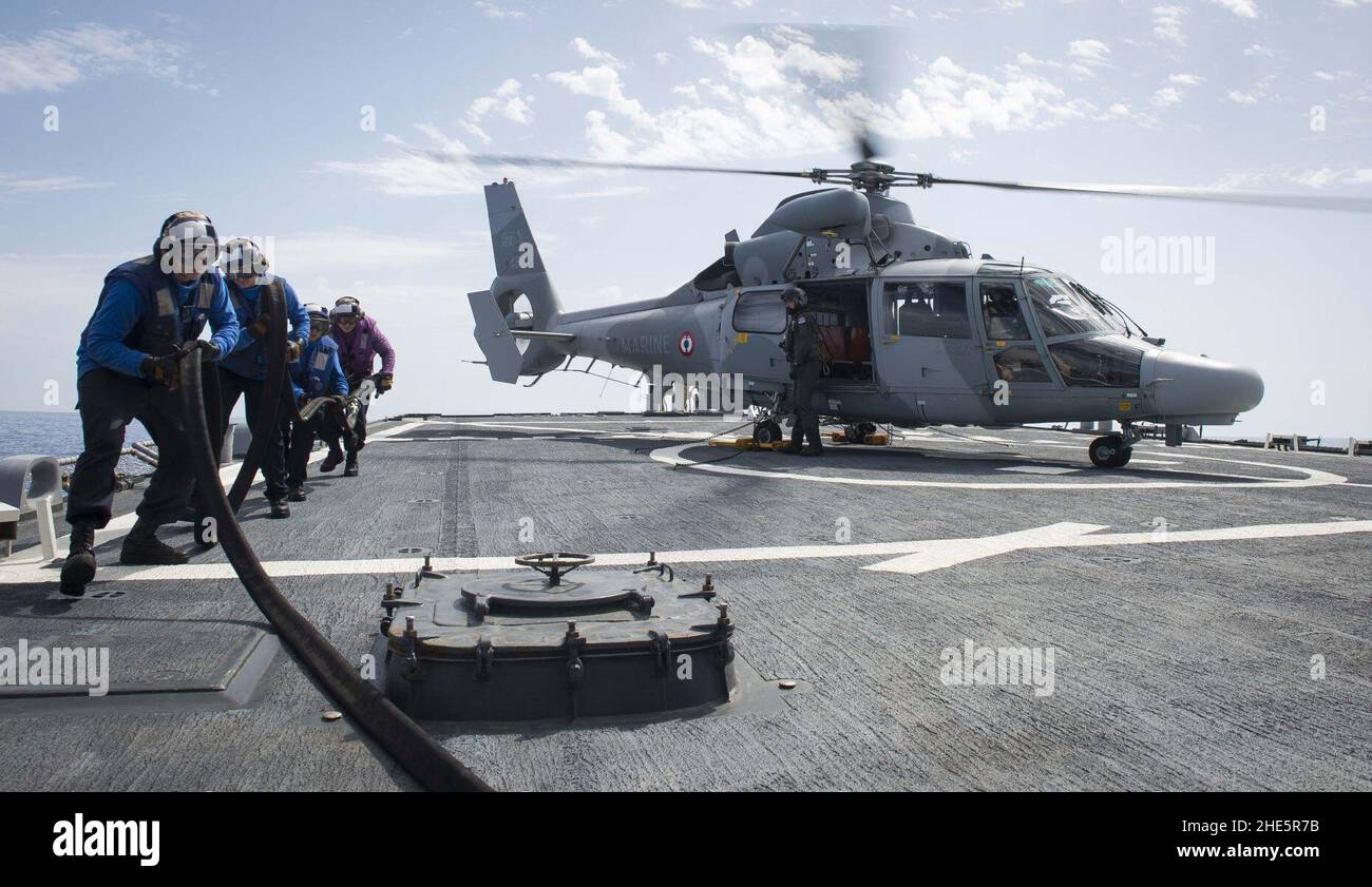 Seeleute ziehen eine Tanklinie von einem französischen Hubschrauber zurück. (34714787256). Stockfoto