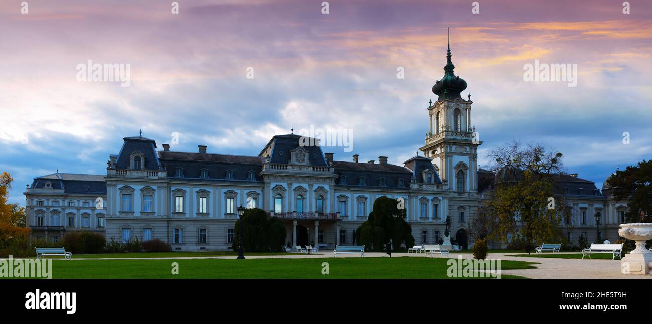 Dämmerungslandschaft mit Festetics Palace Stockfoto