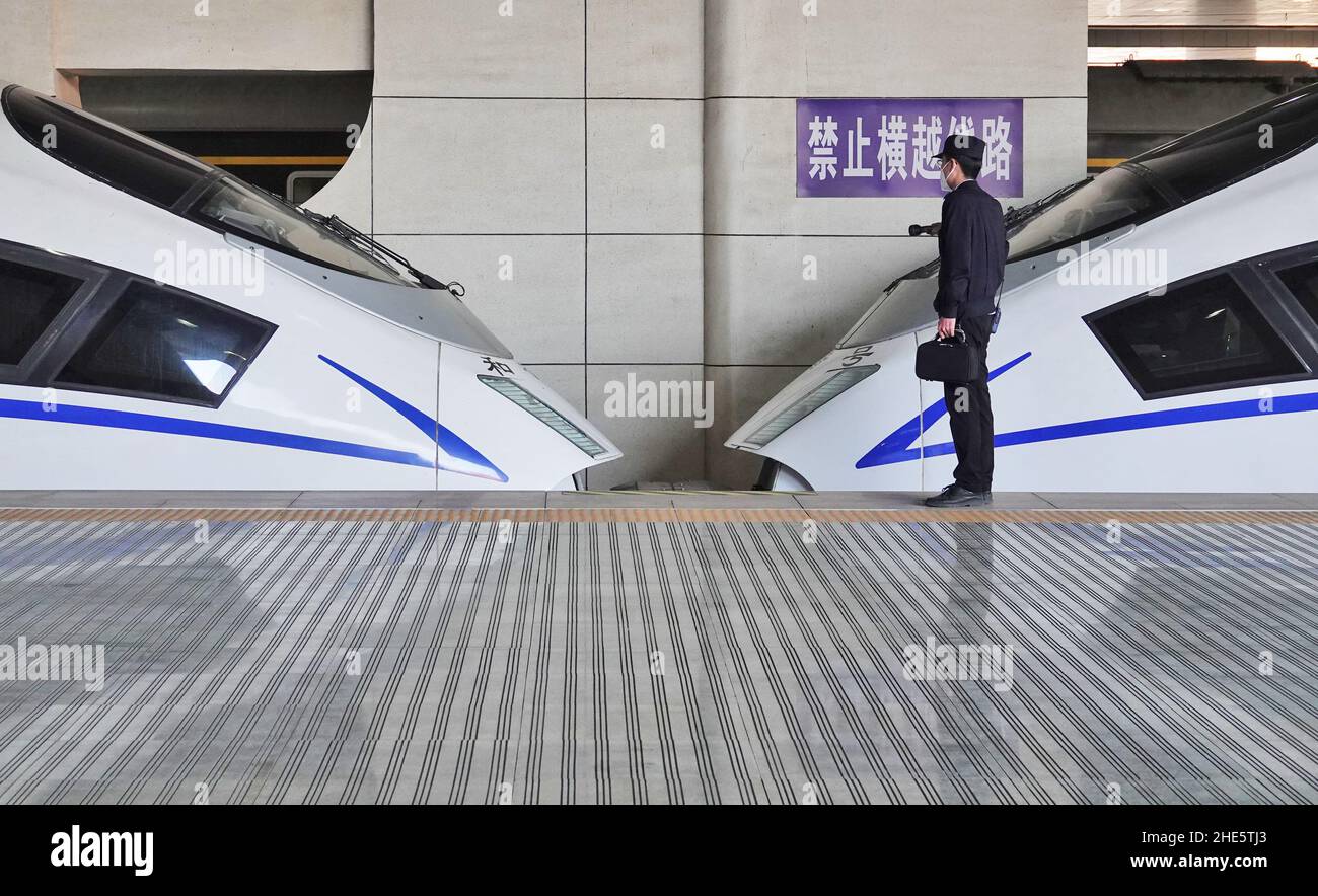 YANTAI, CHINA - 9. JANUAR 2022 - Ein Mechaniker inspiziert Fahrzeugausrüstung am Yantai-Bahnhof in Yantai, der ostchinesischen Provinz Shandong, 9. Januar 20 Stockfoto