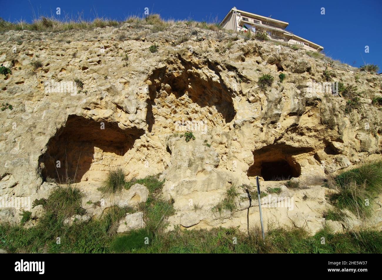 Felswand mit Höhlenhaus in Sizilien Stockfoto