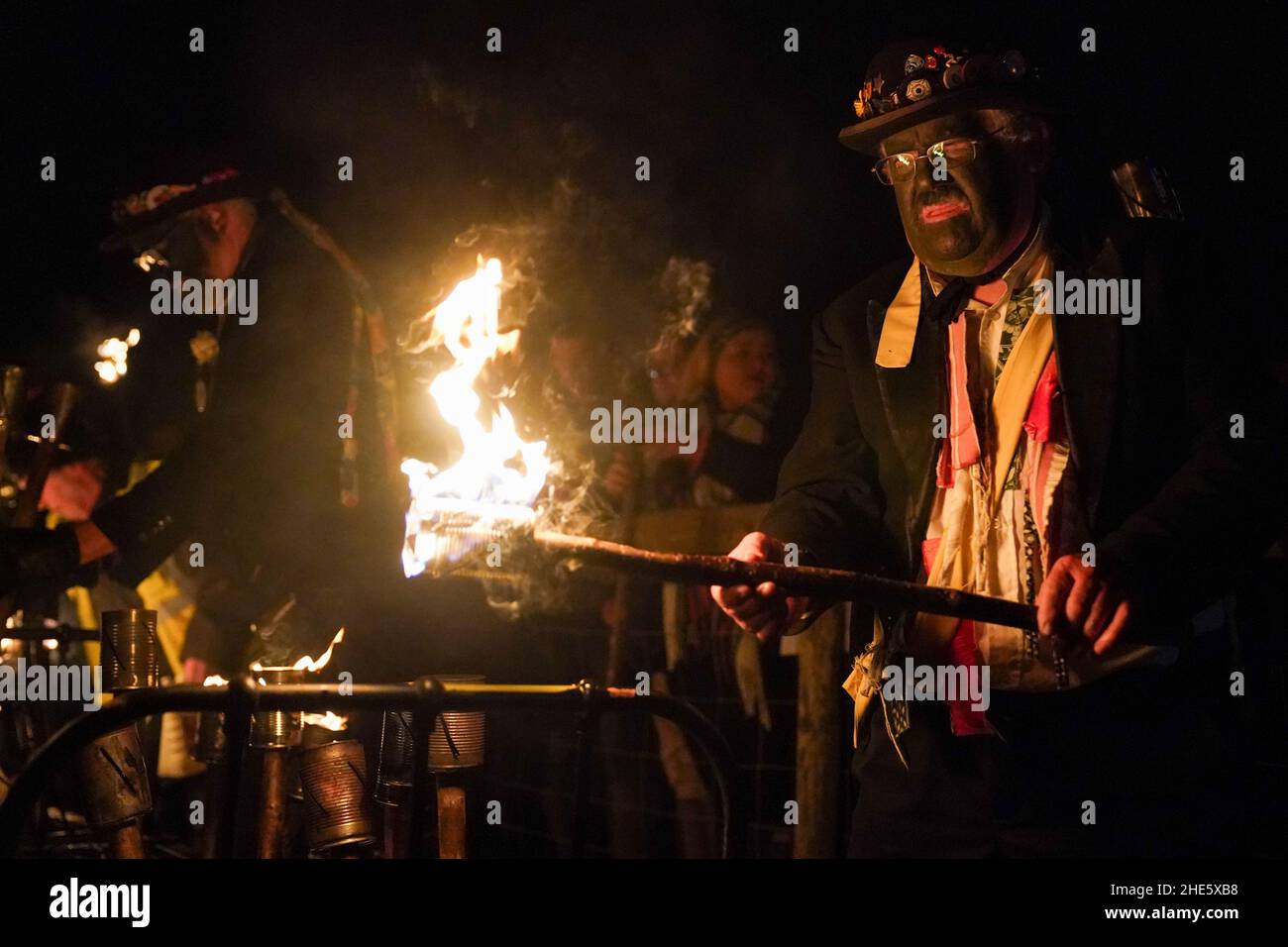 Silurian Morris Men in der Westons Cider Mill in Ledbury während einer Wassilerzeremonie. Wassailing ist die uralte Tradition, Bäume zu segnen, in der Hoffnung, eine gute Ernte für die nächste Saison von Cider und perry zu fördern und schlechte Geister aus dem Obstgarten zu vertreiben. Ausgabedatum: Samstag, 8. Januar 2022. Stockfoto