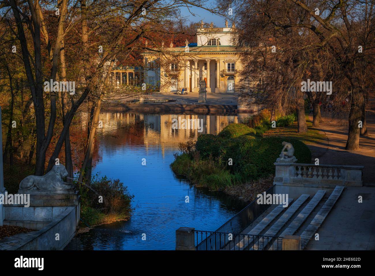 Spätherbst im Royal Lazienki Park in der Stadt Warschau, Polen. See und Palast auf der Insel bei Sonnenaufgang, neoklassische Sommerresidenz von König Stanisław Stockfoto