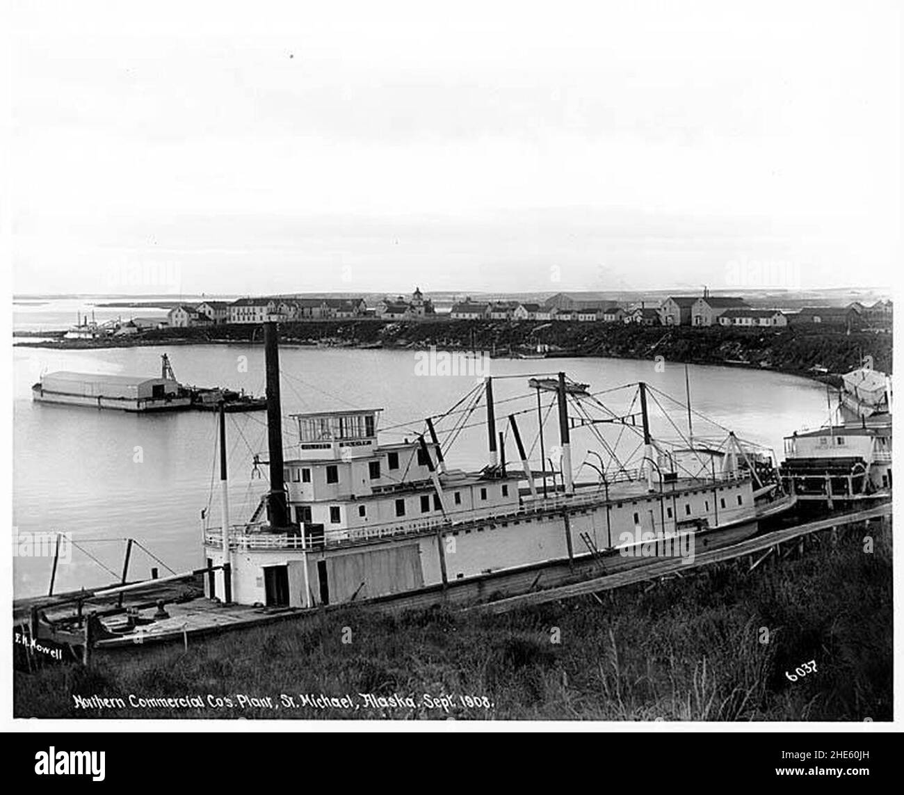 Saint Michael, zeigt die Anlage von Northern Commercial Co und die Dampfgarer von Sternrad OIL CITY und SEATTLE NR. 3, Ca 1904 Stockfoto