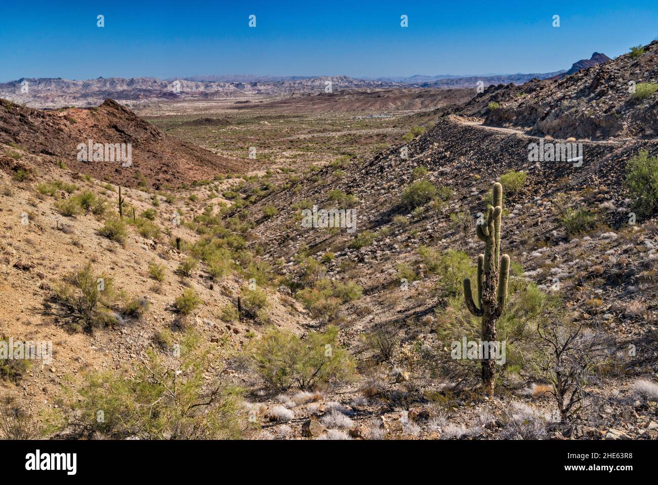 Buckskin Mountains, Swansea Mine Road, Swansea Copper Mining Townsite in der Ferne, Sonoran Desert, Arizona, USA Stockfoto