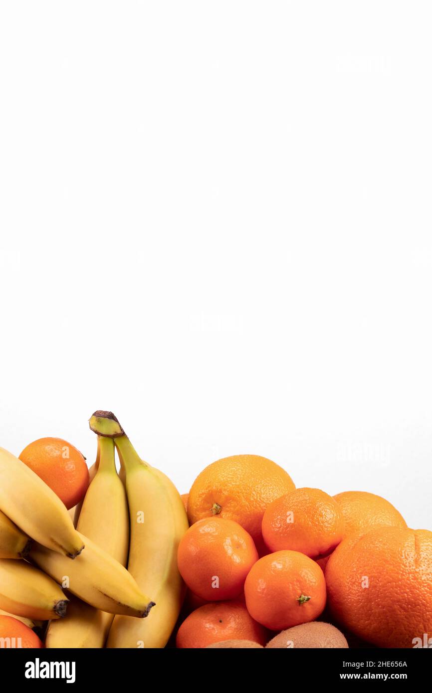 Banner von verschiedenen frischen Früchten isoliert auf weißem Hintergrund. Konzept der gesunden Ernährung. Rand von verschiedenen Früchten mit Platz für Text Stockfoto