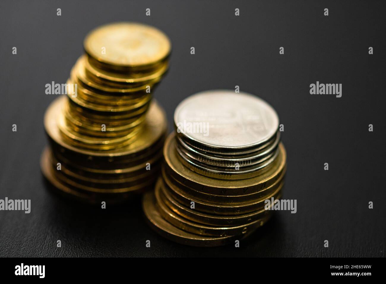 Nahaufnahme der Rumänischen Geld, Münzen, 10 Bani und 1 Ban Stockfoto