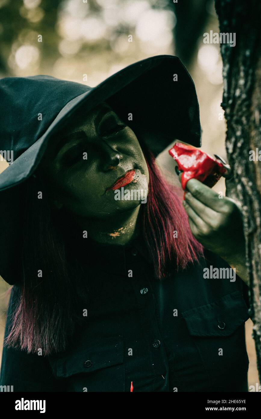 Mädchen mit Make-up und einem Halloween Kostüm Stockfoto