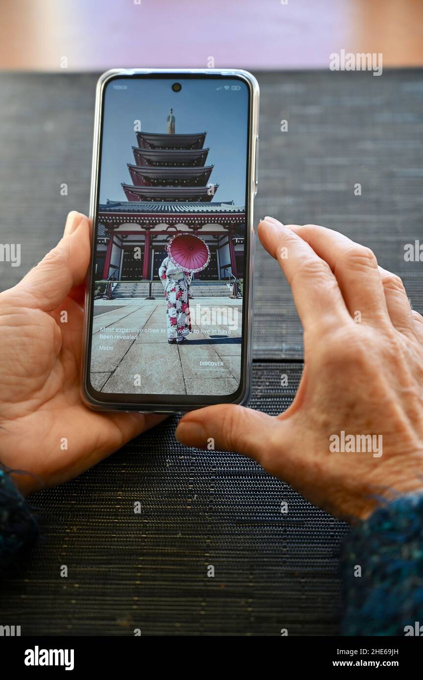 Nahaufnahme einer senior Frau mit einem Mobiltelefon Stockfoto