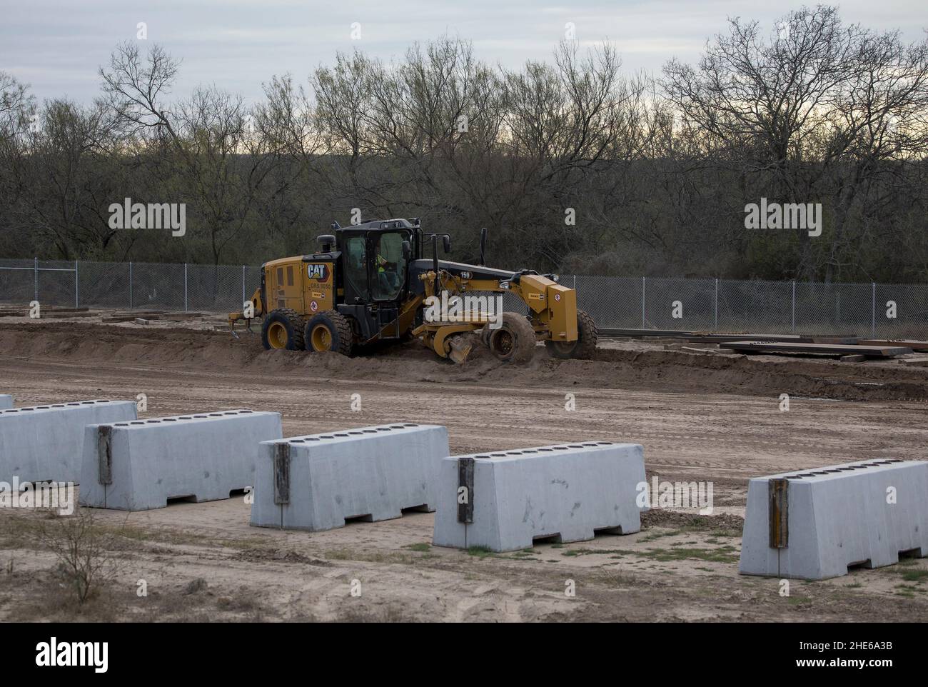 Texas, USA. 7th Januar 2022. Ein neuer Abschnitt der Grenzmauer zwischen Mexiko und den Vereinigten Staaten wird in der Nähe von Eagle Pass, Texas, USA, am 7. Januar 2022 gebaut. Quelle: Nick Wagner/Xinhua/Alamy Live News Stockfoto