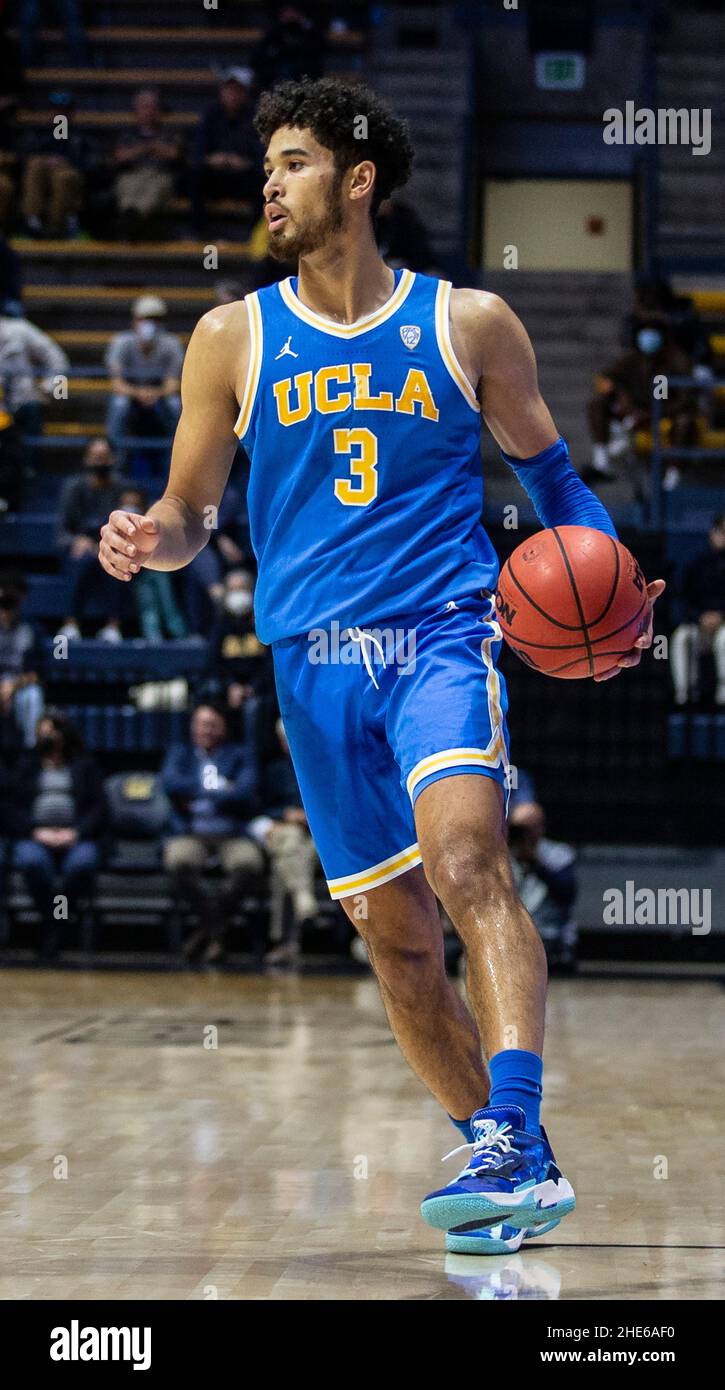 Hass Pavilion Berkeley Calif, USA. 08th Januar 2022. DER US-amerikanische UCLA-Wächter Johnny Juzang (3) bringt den Ball während des NCAA Männer-Basketballspiels zwischen UCLA Bruins und den California Golden Bears auf den Platz. Die Bruins gewann 60-52 im Hass Pavilion Berkeley Calif. Thurman James/CSM/Alamy Live News Stockfoto