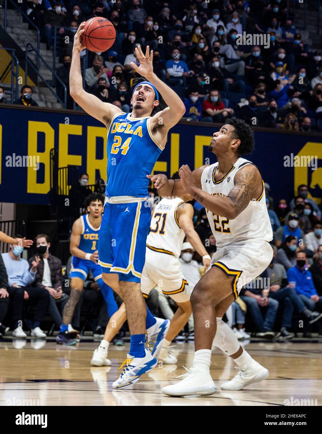 Hass Pavilion Berkeley Calif, USA. 08th Januar 2022. CA U.S.A. der UCLA-Wächter Jaime Jaquez Jr. (24) fährt während des NCAA Männer Basketballspiels zwischen UCLA Bruins und den California Golden Bears zum Korb. Die Bruins gewann 60-52 im Hass Pavilion Berkeley Calif. Thurman James/CSM/Alamy Live News Stockfoto