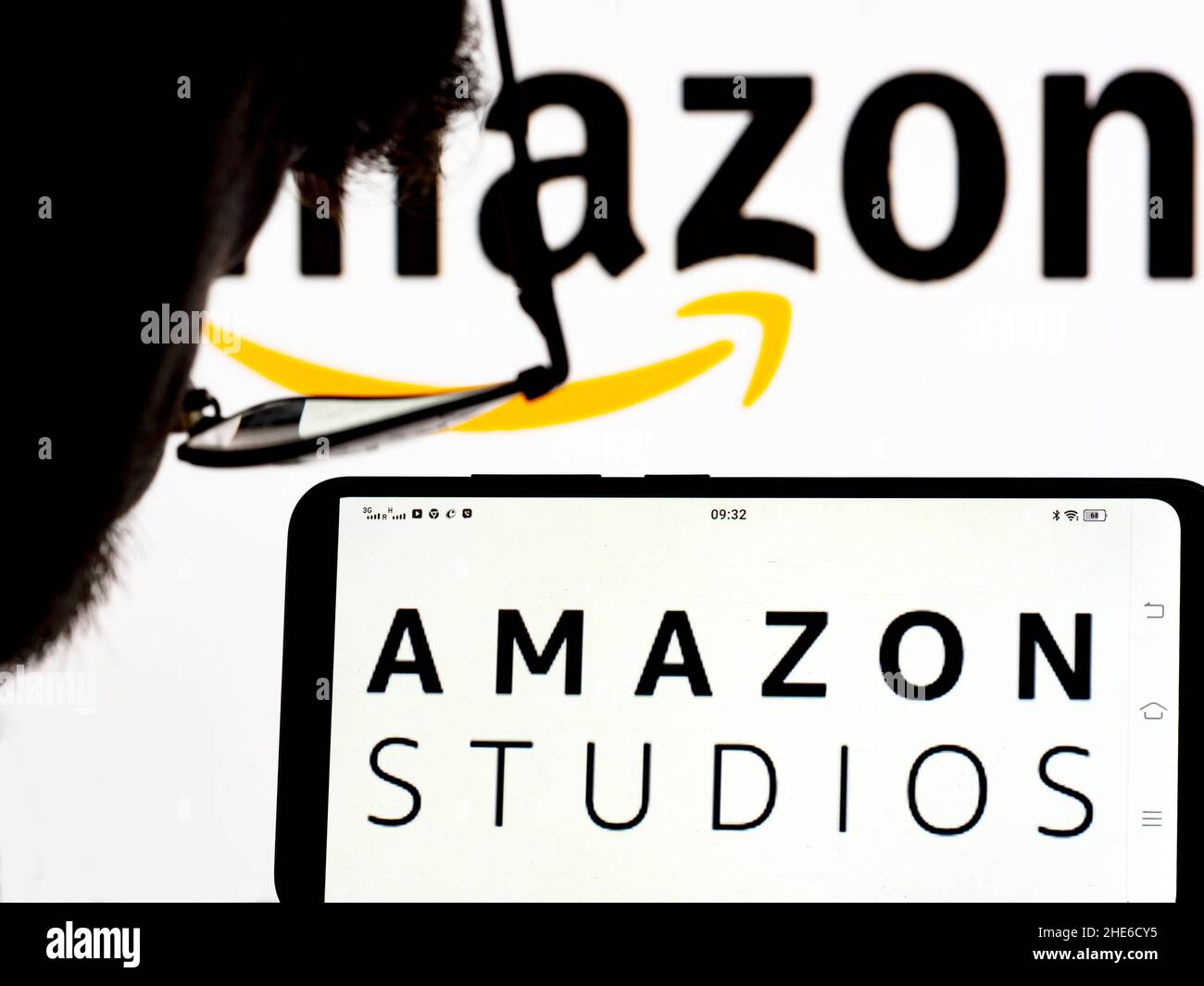 In dieser Abbildung ist ein Amazon Studios Logo auf einem Smartphone zu sehen. Stockfoto