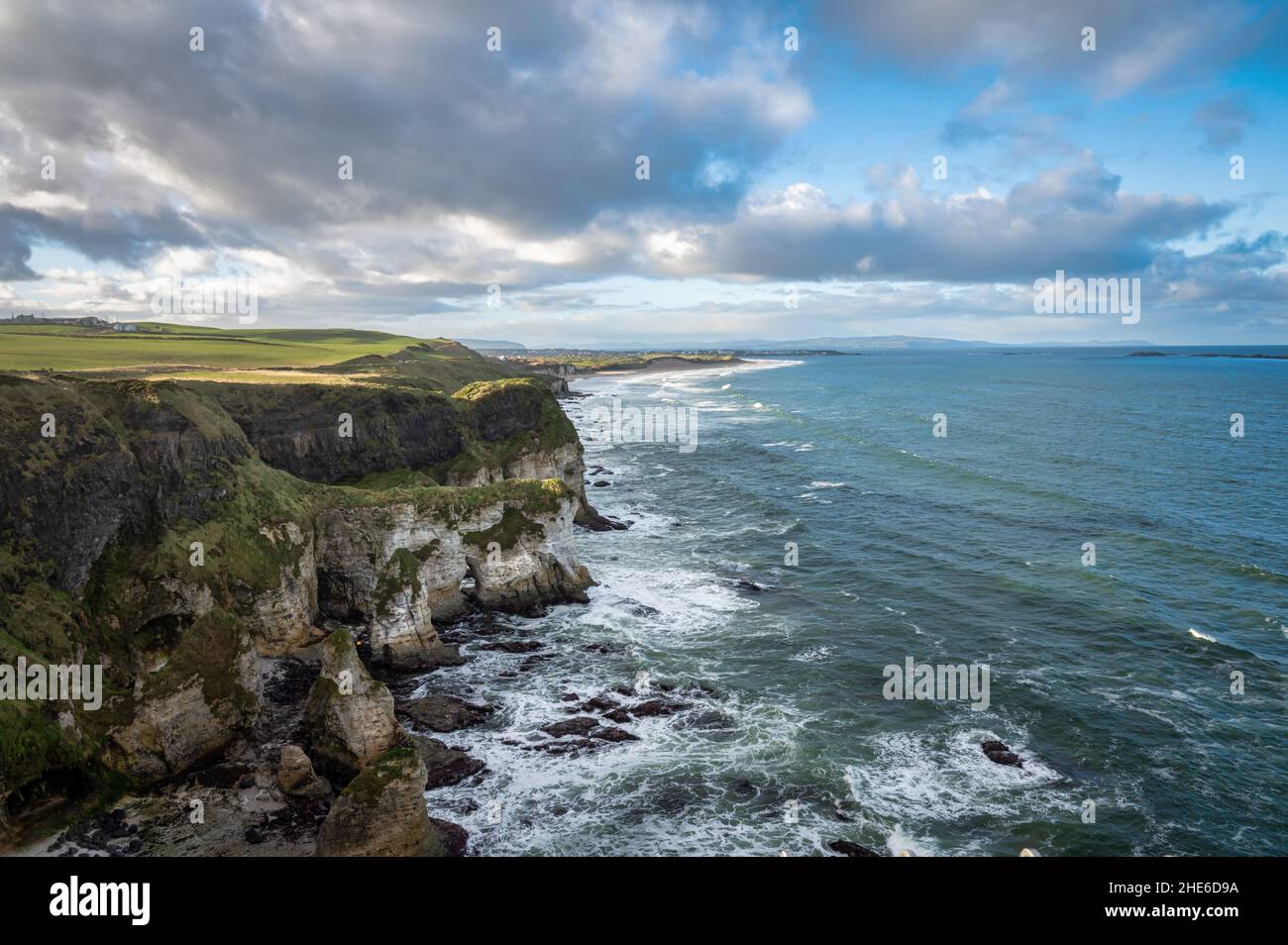 Magheracross Aussichtspunkt mit Blick auf die Küste in Richtung White Rocks und Portrush an der Nordküste von Nordirland Stockfoto