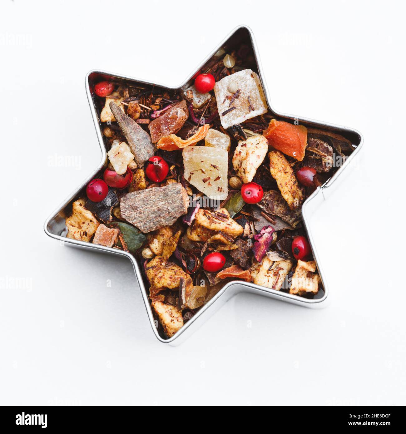 Weihnachtlicher Früchtetee-Mix in Metallsternform Stockfoto