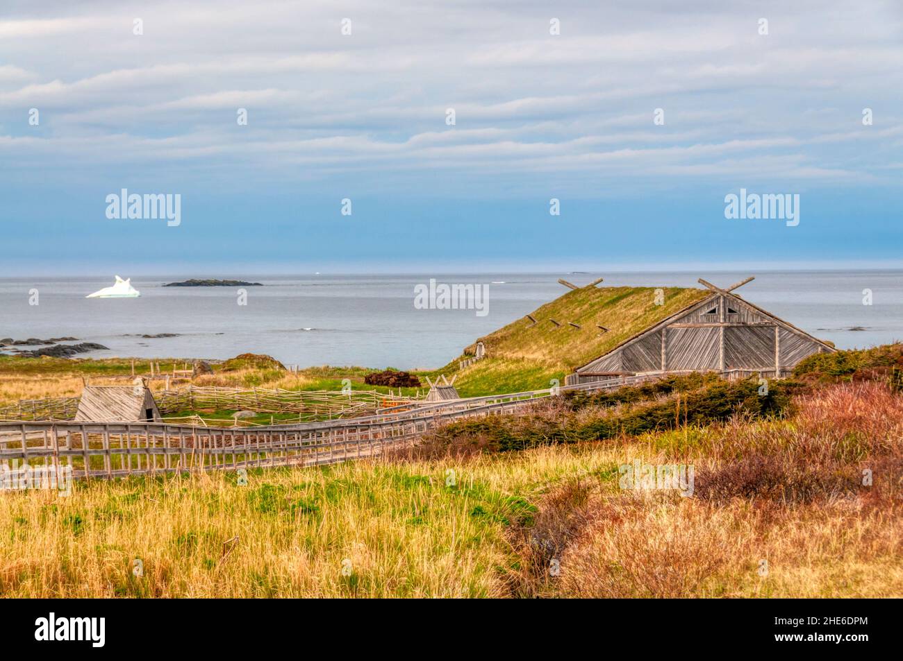 Norstead: Ein Wikingerdorf & Hafen des Handels ist eine Rekonstruktion eines Wikingerlagers in L'anse Aux Meadows auf der Großen Nordhalbinsel von Neufundland. Stockfoto