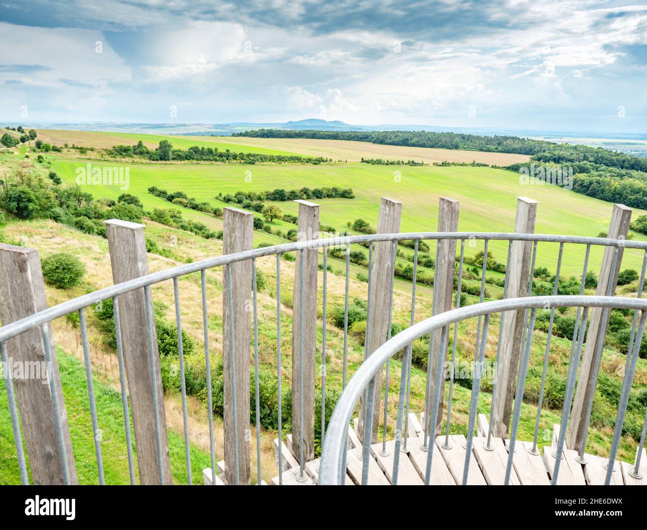 Akazienturm Stahltreppe in der Mitte des Tubus. Treppenkonstruktion in Hellix-Form. Zidlochovice, Tschechien. Stockfoto