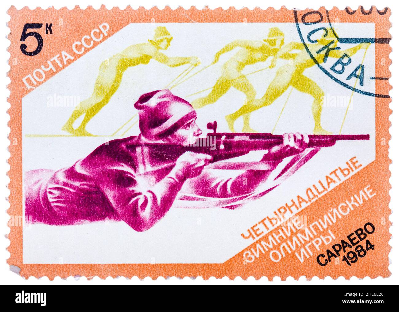 Die in der UdSSR (Russland) gedruckte Marke zeigt einen Biathlon mit der Aufschrift und dem Namen der Serie 'XIV. Olympische Winterspiele, Sarajevo,1984' Stockfoto