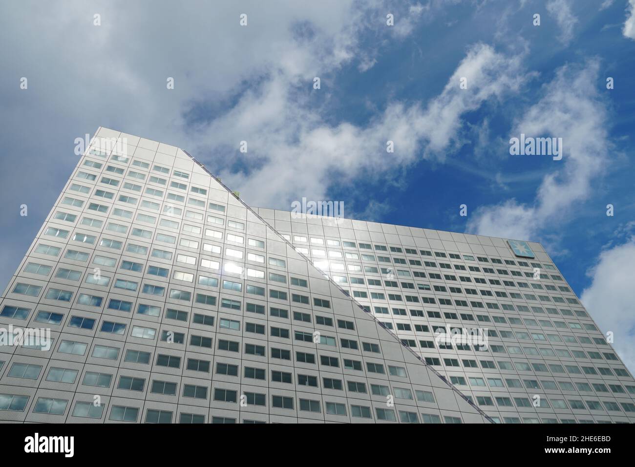 Das Maersk Bürogebäude im Zentrum von Rotterdam liegt am Ufer des Maas Flusses. Stockfoto