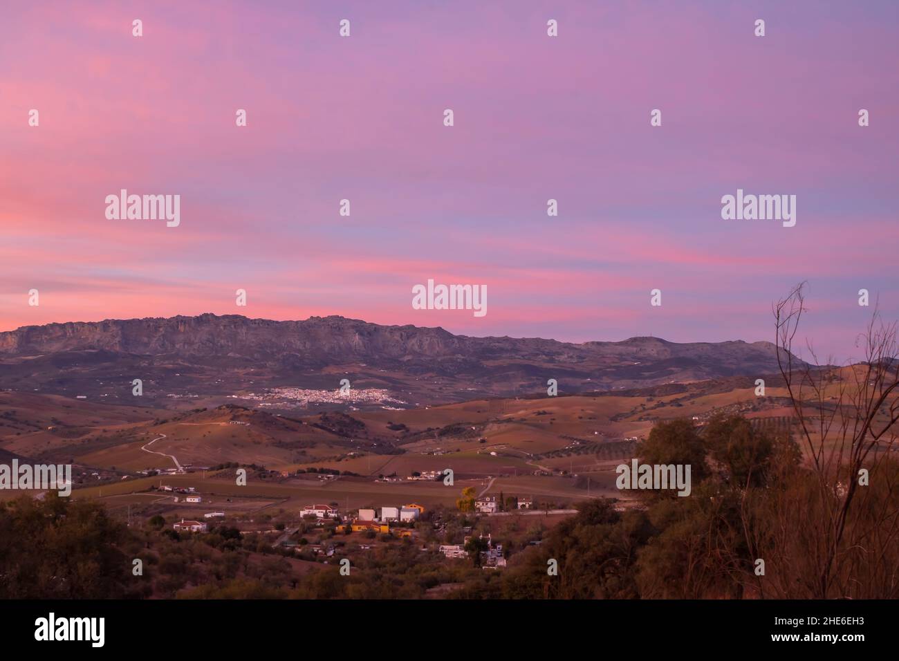 Landschaft der Stadt Villanueva de la Concepción und des Naturparks El Torcal im Hintergrund, Provinz Málaga, Spanien Stockfoto