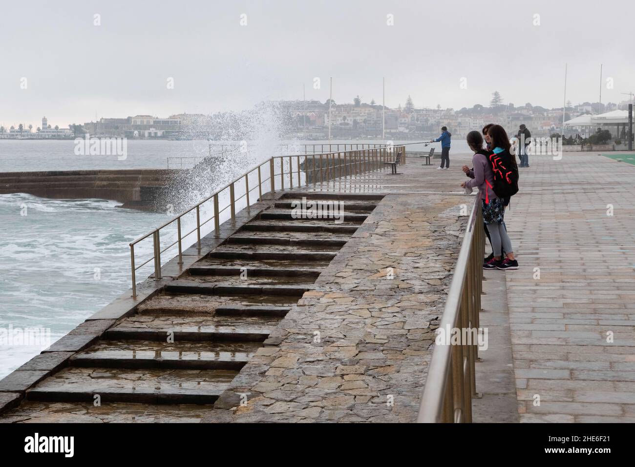 Die Menschen beobachten die Wellen in der Nähe der Küste in Cascais. Portugal verzeichnete seit Beginn der Pandemie 1.577.784 Fälle und 19.071 Todesfälle im Zusammenhang mit Covid-19, so das Bulletin der Generaldirektion Gesundheit (DSG). Stockfoto