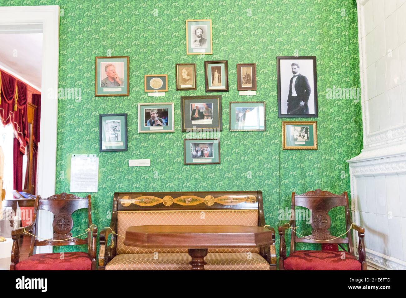 Irkutsk, Russland 30. Juli 2021 - House Decembrist Trubetskoy Sergei Petrowitsch. Möbel Hintergrund der Wand mit Porträts Stockfoto