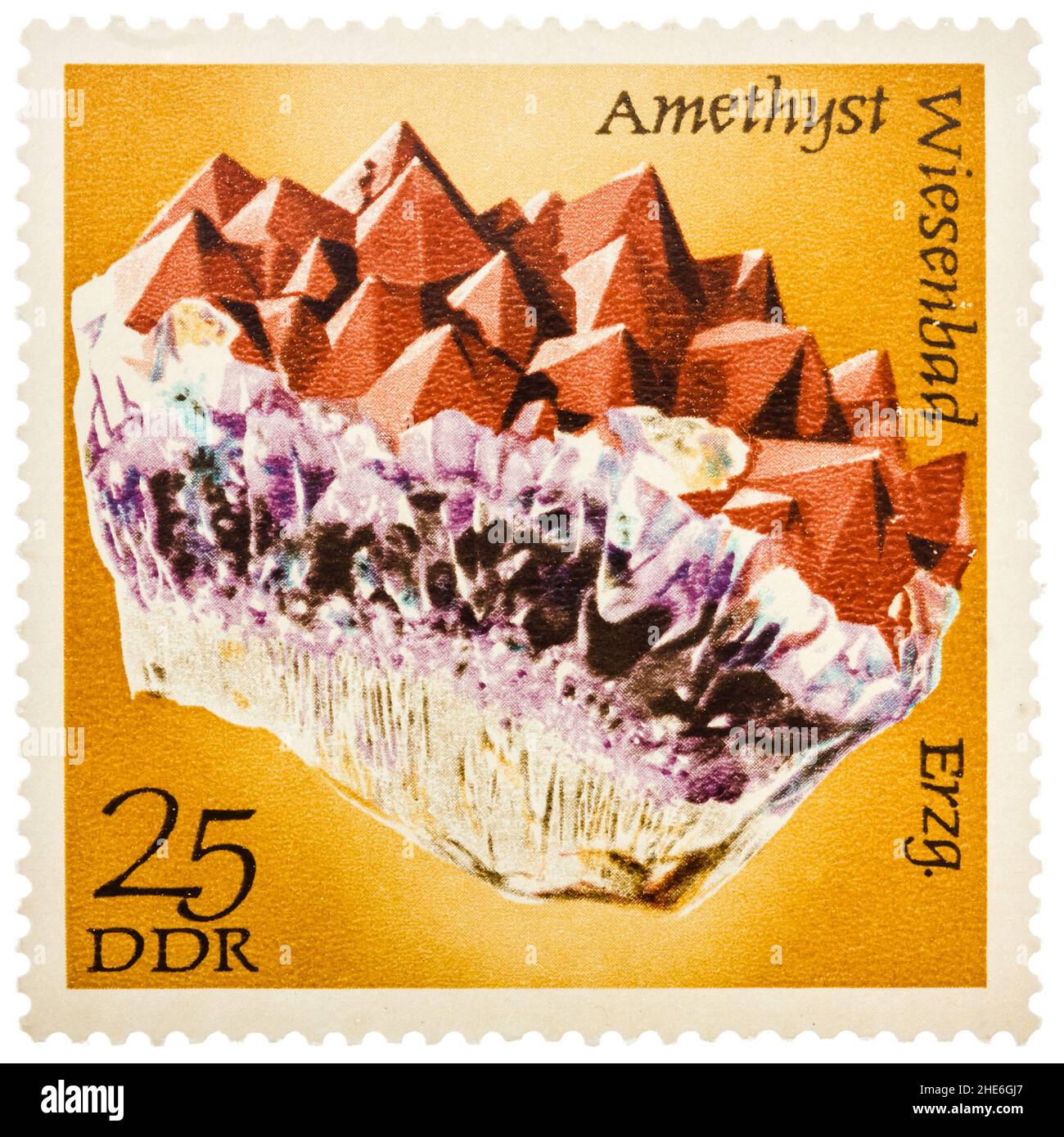 Die in der DDR gedruckte Briefmarke zeigt den Halbedelstein Amethyst Stockfoto
