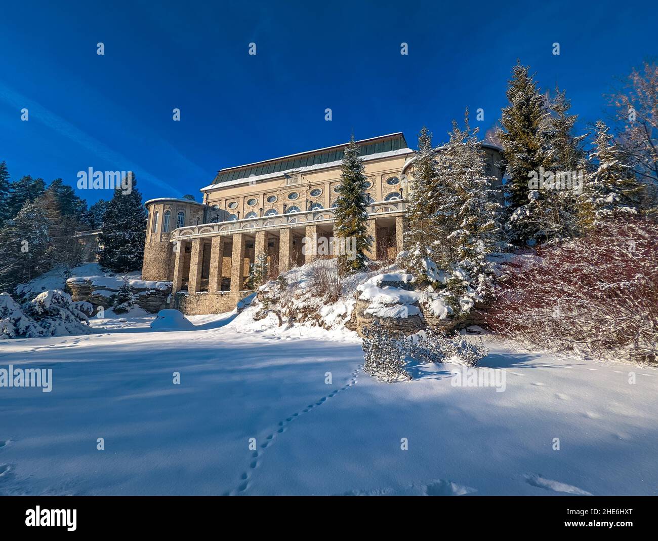 Travertinsee mit heißem Wasser in der Nähe des Kurortes Vysne Ruzbachy, Slowakei, im Winter Stockfoto