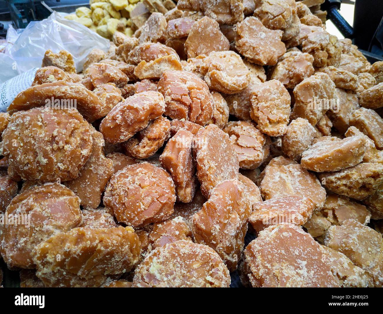 Eine Nahaufnahme einer Schüssel mit Jaggery. Es ist ein konzentriertes Produkt aus Rohrsaft & oft datieren oder palmsaft ohne Trennung von Melasse & Kristallen & Stockfoto