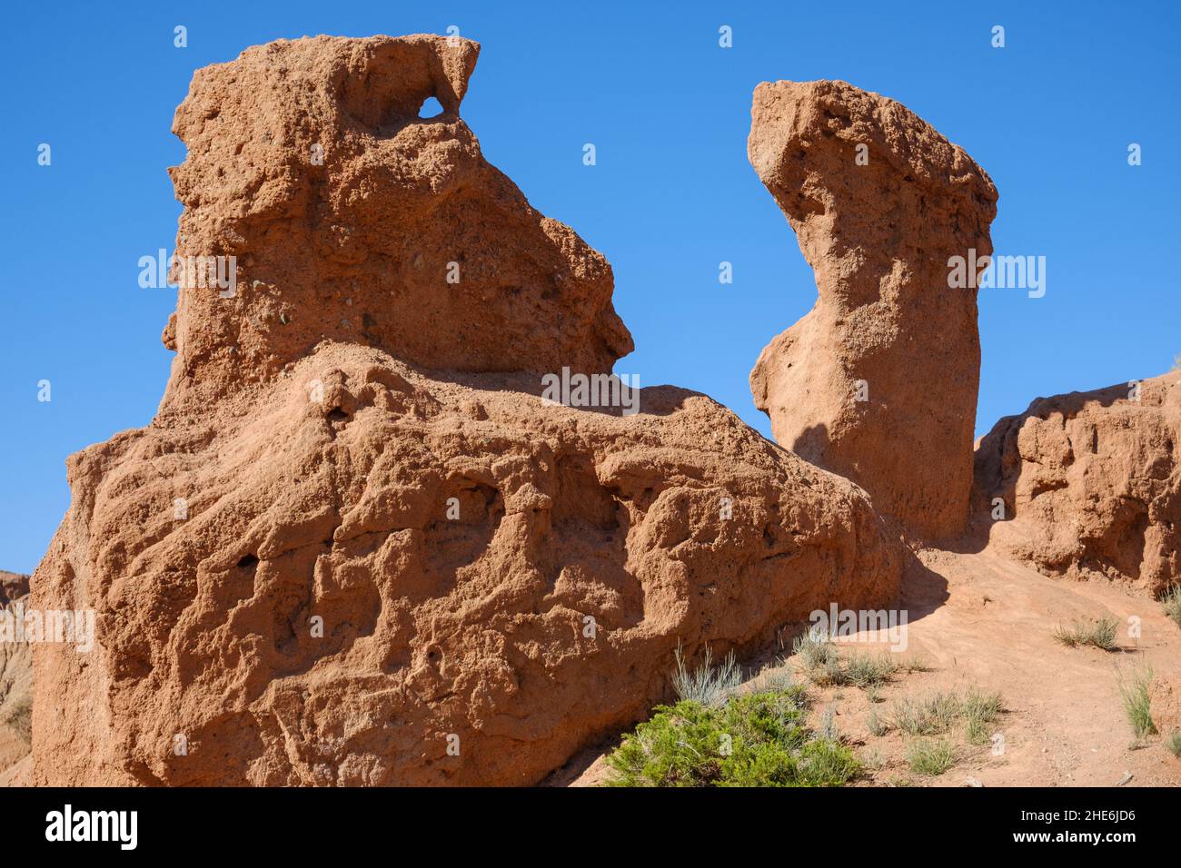 Sandsteinskulptur, die durch Erosion in der skazka Märchenschlucht nahe dem Issyk-Kul-See, Tosor, Kirgisistan gebildet wurde Stockfoto