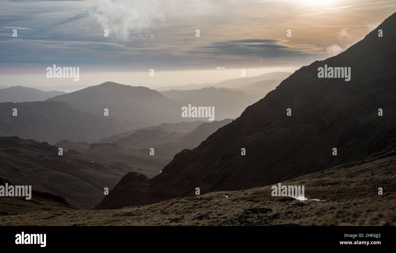 Der Blick nach Süden von Scafell Pike - Englands höchstem Gipfel mit 3.209ft, mit Blick auf die Gipfel des Lake District, Cumbria, England. Stockfoto