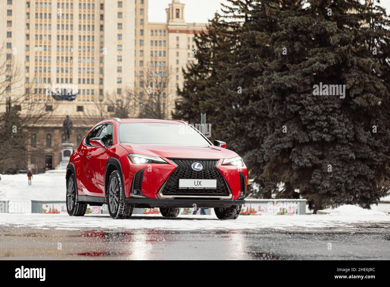 Russland, Moskau - 05. Februar 2020: Red Premium Crossover Hatchback Lexus UX auf den Straßen der Stadt. Hybrid-Auto im Winter Stockfoto