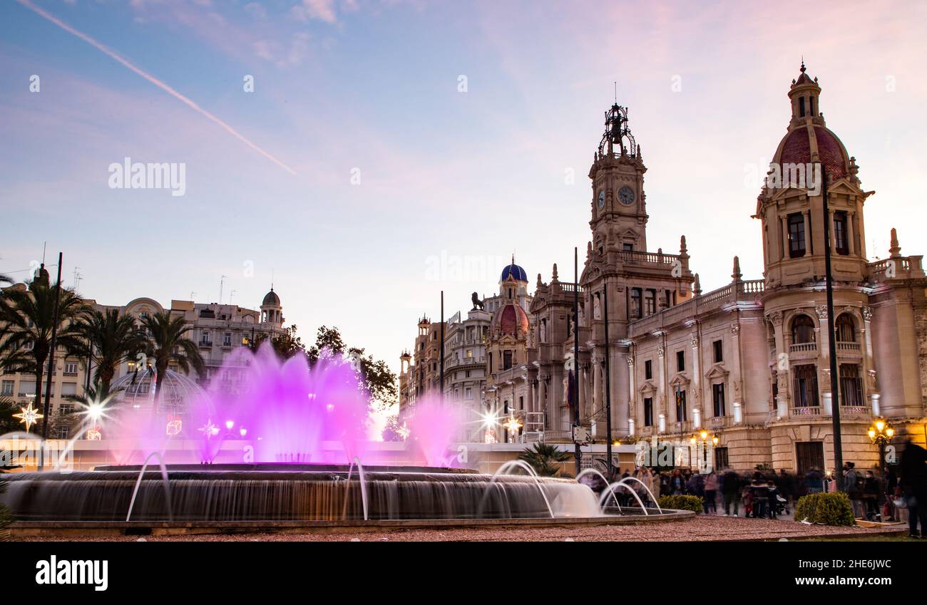 VALENCIA , SPANIEN - 6. DEZEMBER 2021: Rathaus von Valencia bei Nacht Spanien Stockfoto