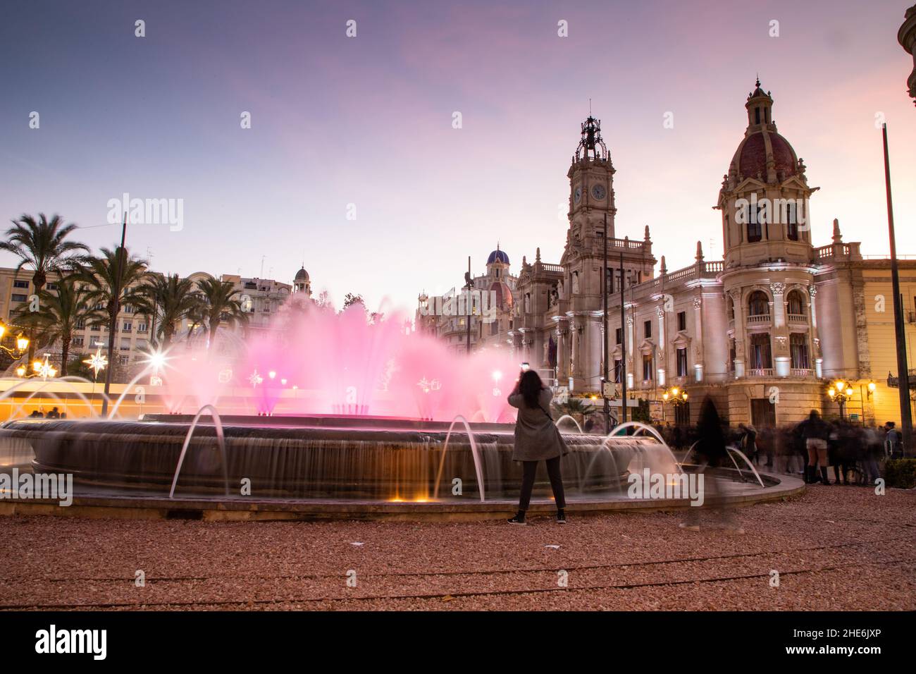 VALENCIA , SPANIEN - 6. DEZEMBER 2021: Rathaus von Valencia bei Nacht Spanien Stockfoto