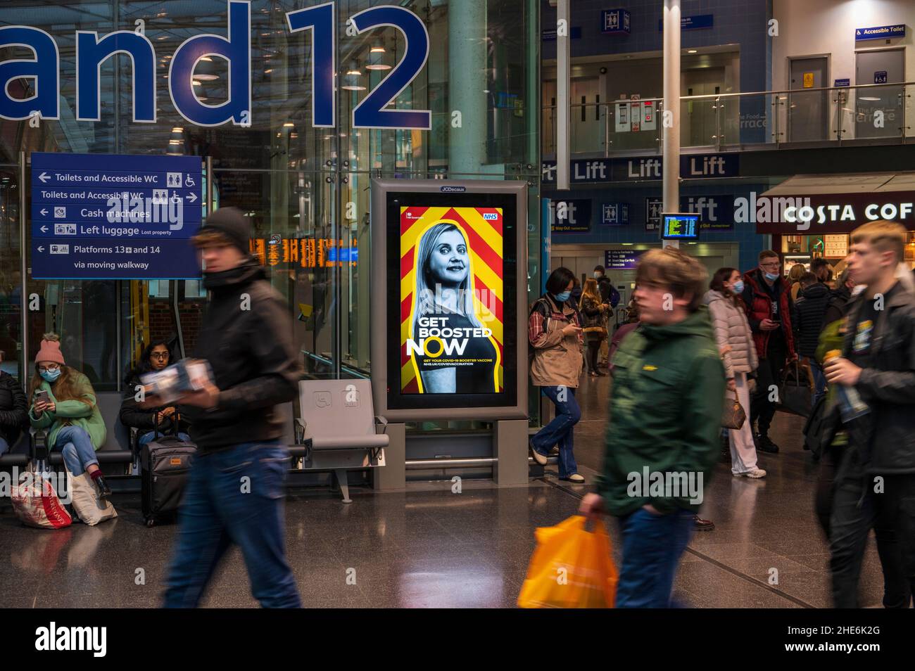 Erhalten Sie eine verstärkte Werbung im Bahnhof Piccadilly, Manchester. Stockfoto