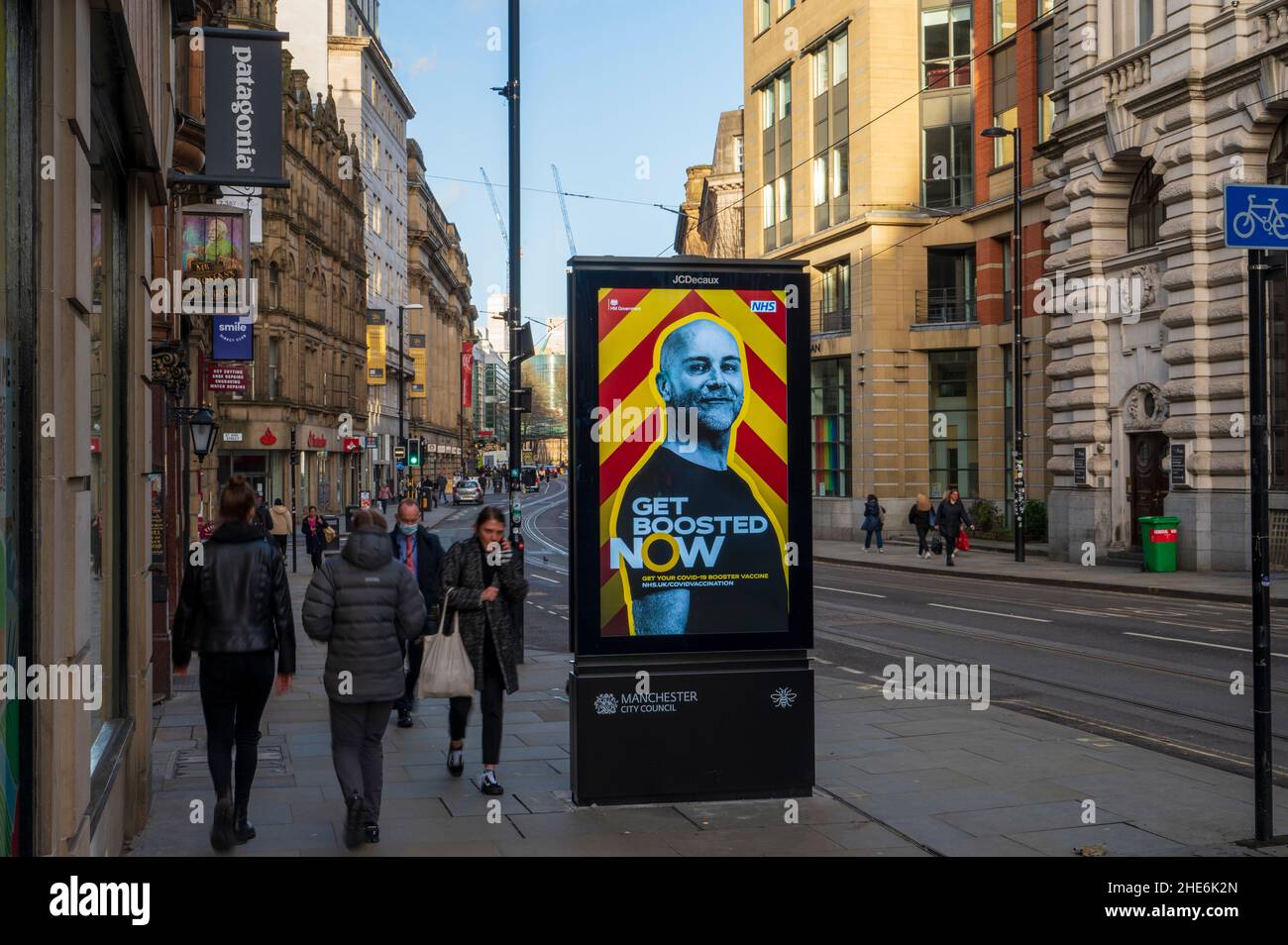 Holen Sie sich eine verstärkte Straßenwerbung auf der Cross Street Manchester. Stockfoto