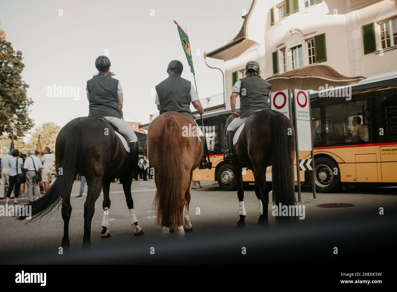 Schöne Aufnahme von drei Reitern mit Pferden in einer Stadt Stockfoto