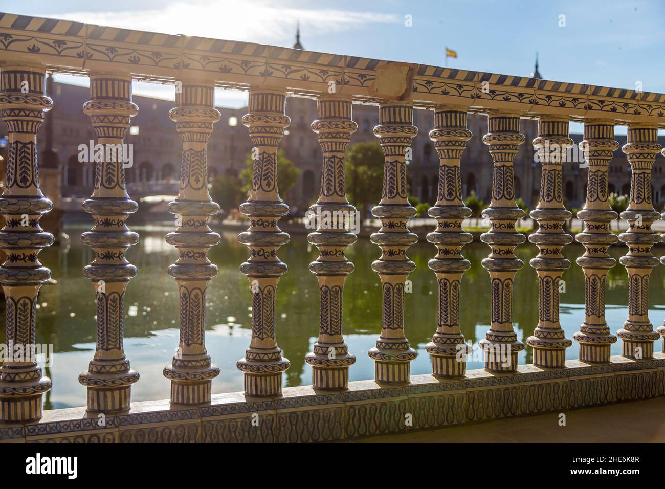 Die wunderschön bemalten Keramiken auf der Plaza de España, Sevilla, Spanien Stockfoto