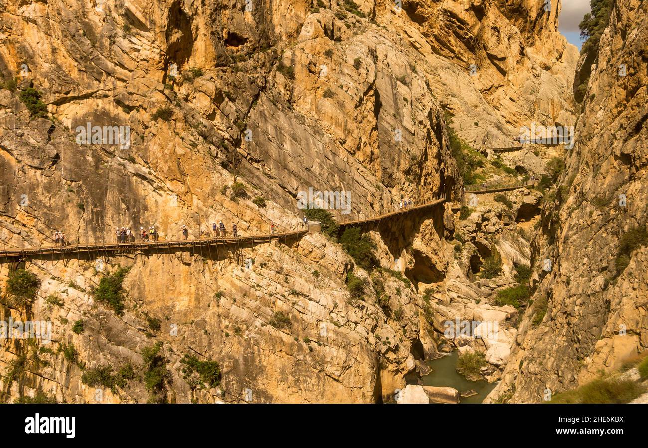 Die berühmten Gehwege von El Caminito del Rey, Andalusien, Spanien, an der Felswand befestigt Stockfoto