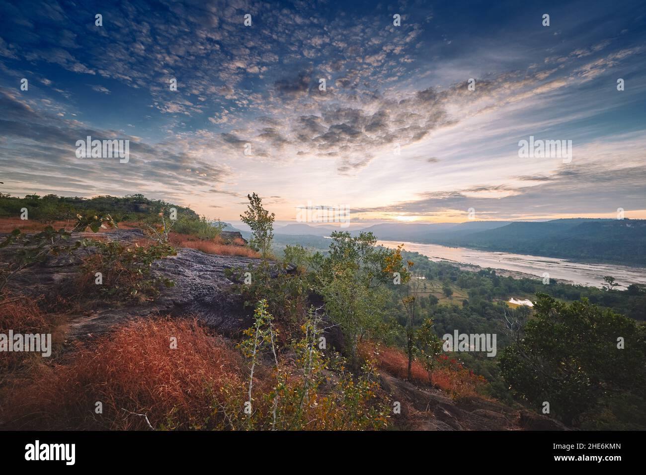 Eine Luftaufnahme des Mekong Flusses bei Sonnenaufgang vom Aussichtspunkt im Pha Taem Nationalpark in der Provinz Ubon Ratchathani, Thailand Stockfoto