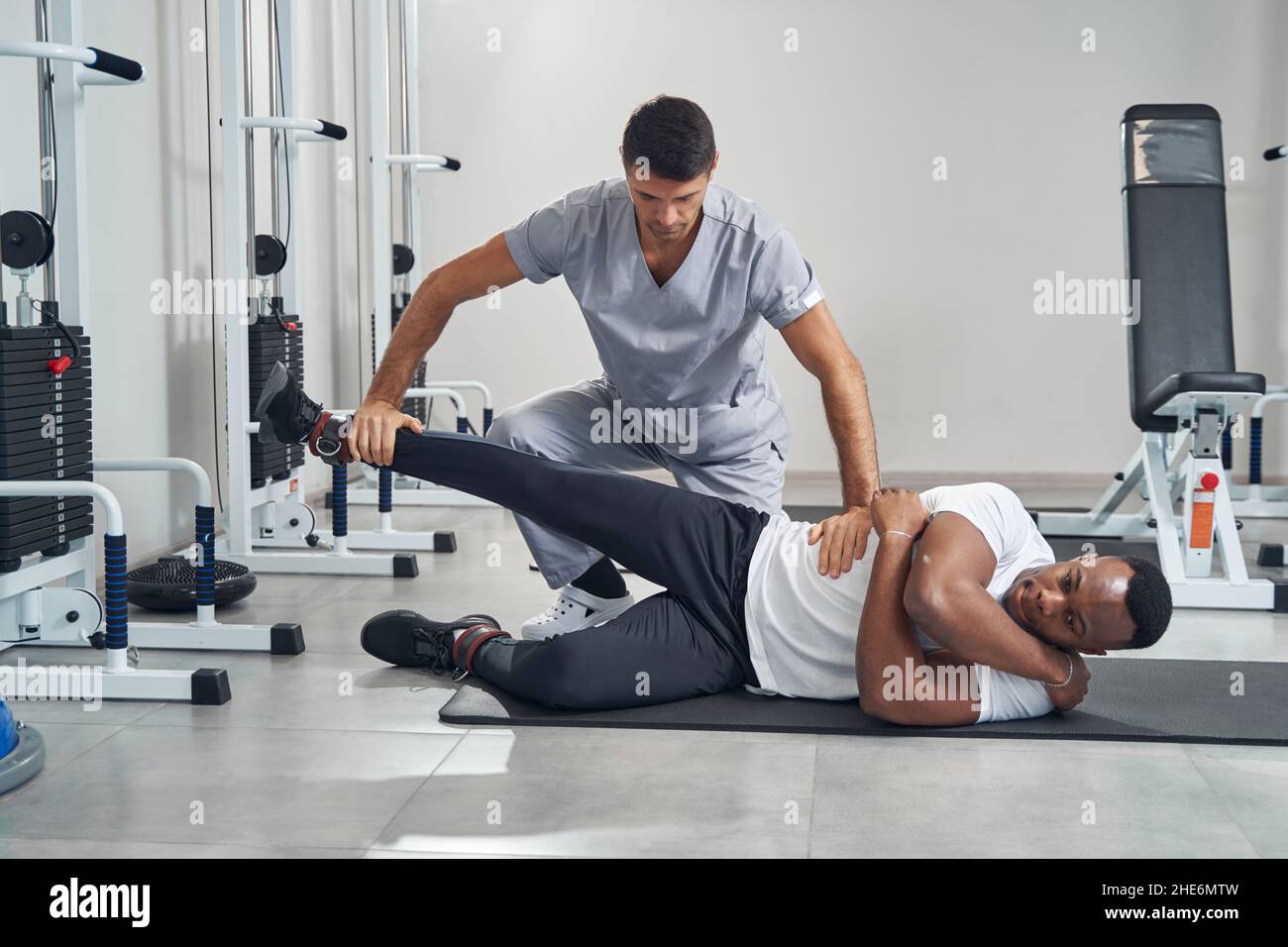 Physiatriker Bewertung der unteren Körperstärke des Menschen Stockfoto